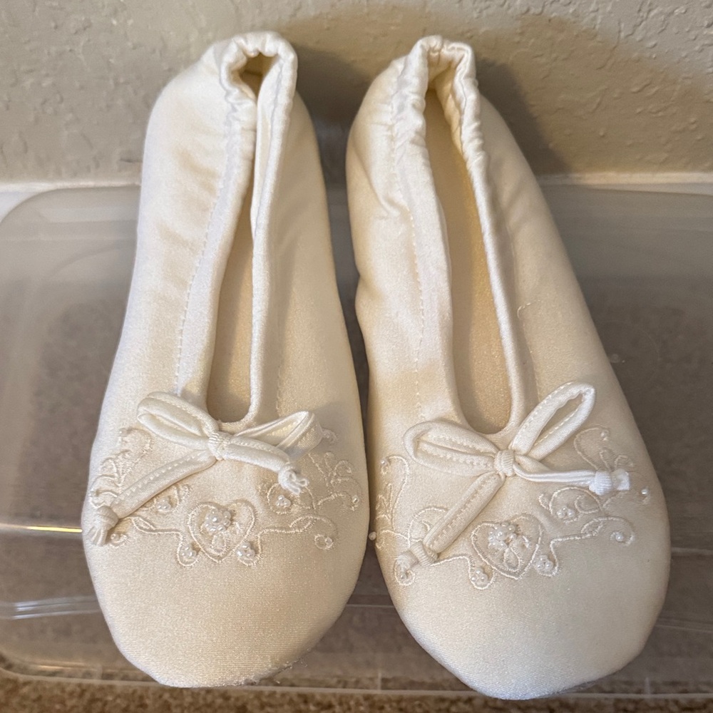 Source Unknown White Embroidered Slippers